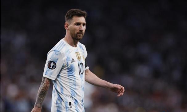 今年秋天流行“大衣+小白裤”，干净又高级！